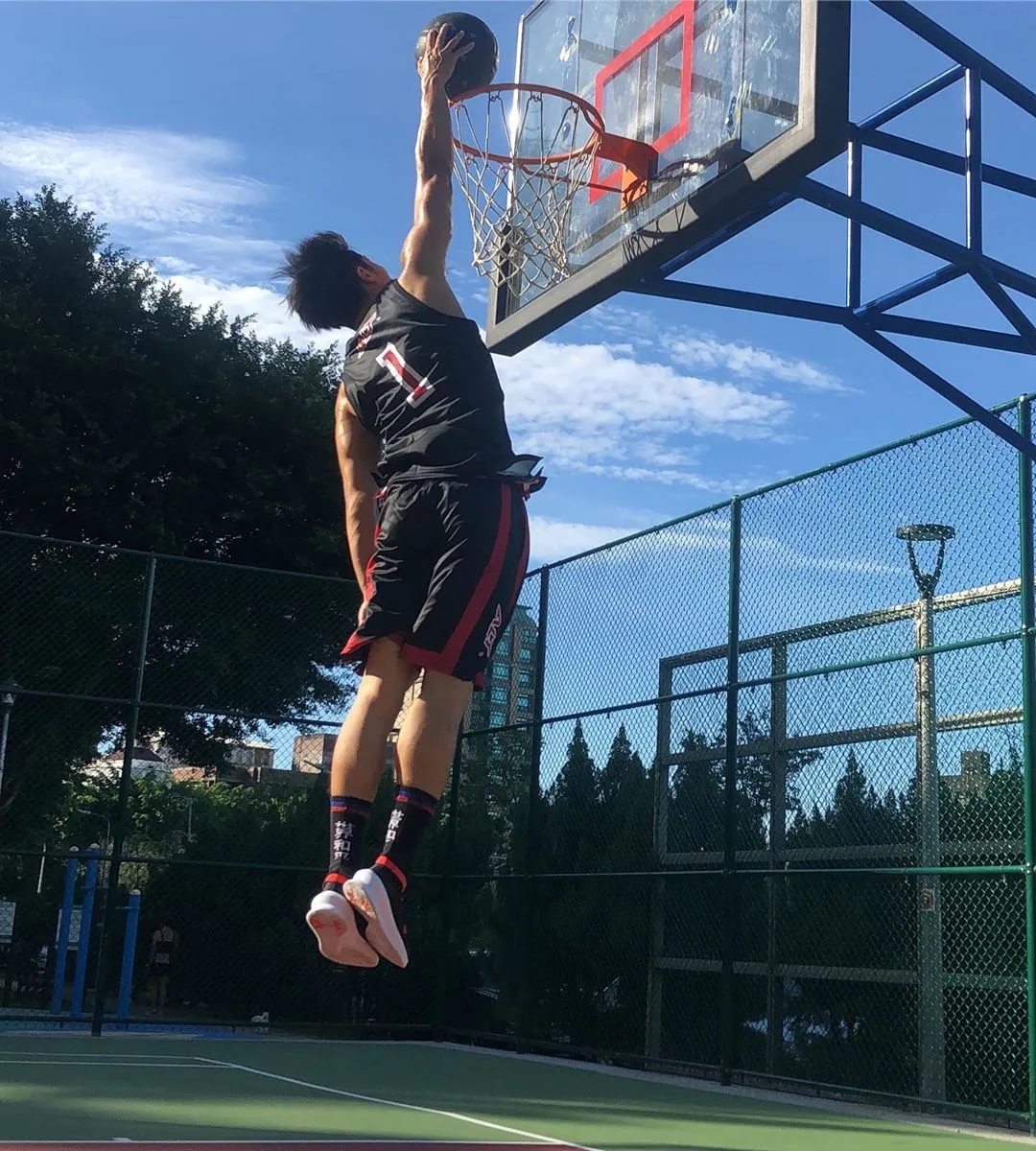 190体育生出镜梁静茹MV，长腿腹肌好身材，超猛！ - 51虹马