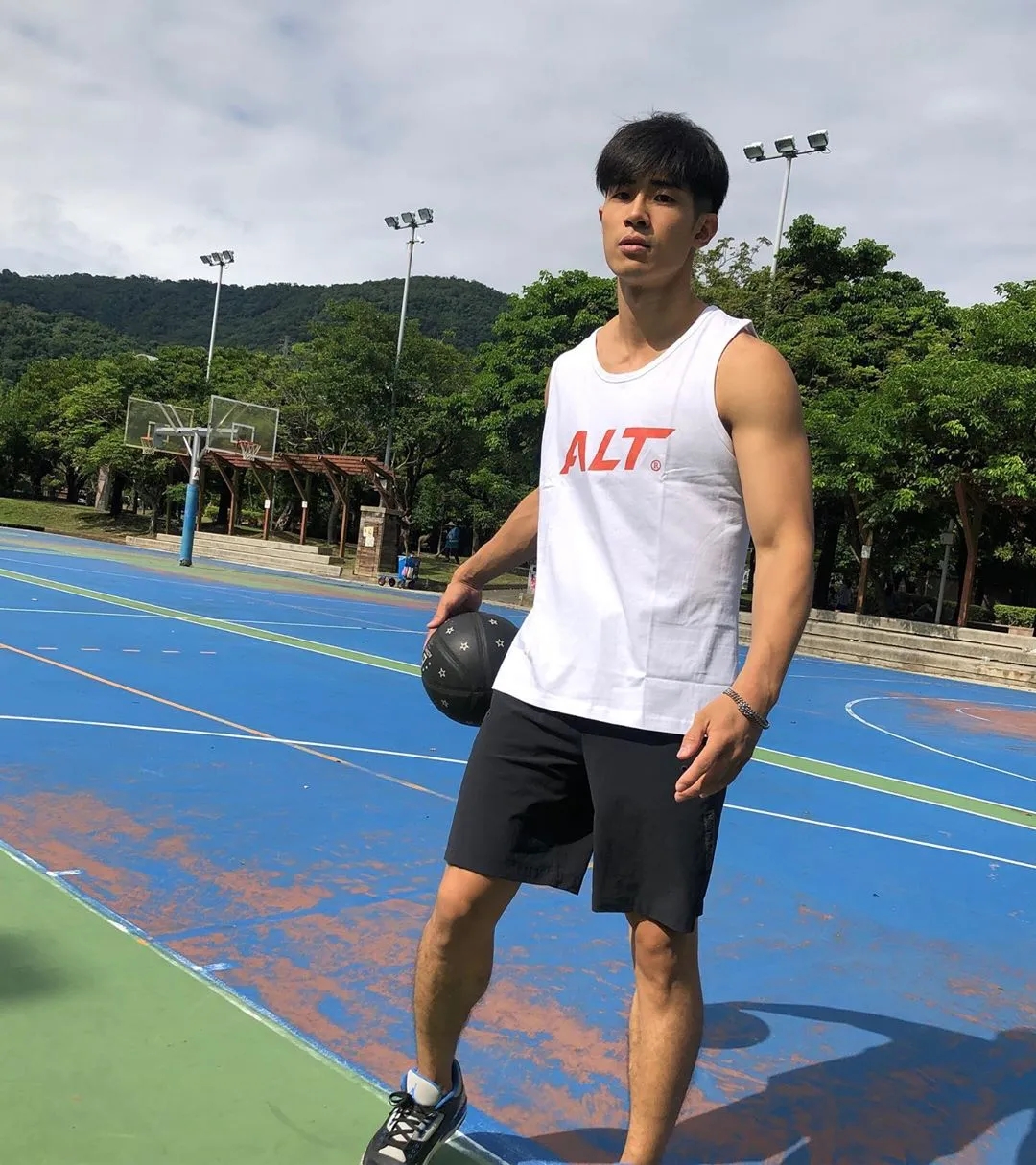 190体育生出镜梁静茹MV，长腿腹肌好身材，超猛！ - 51虹马