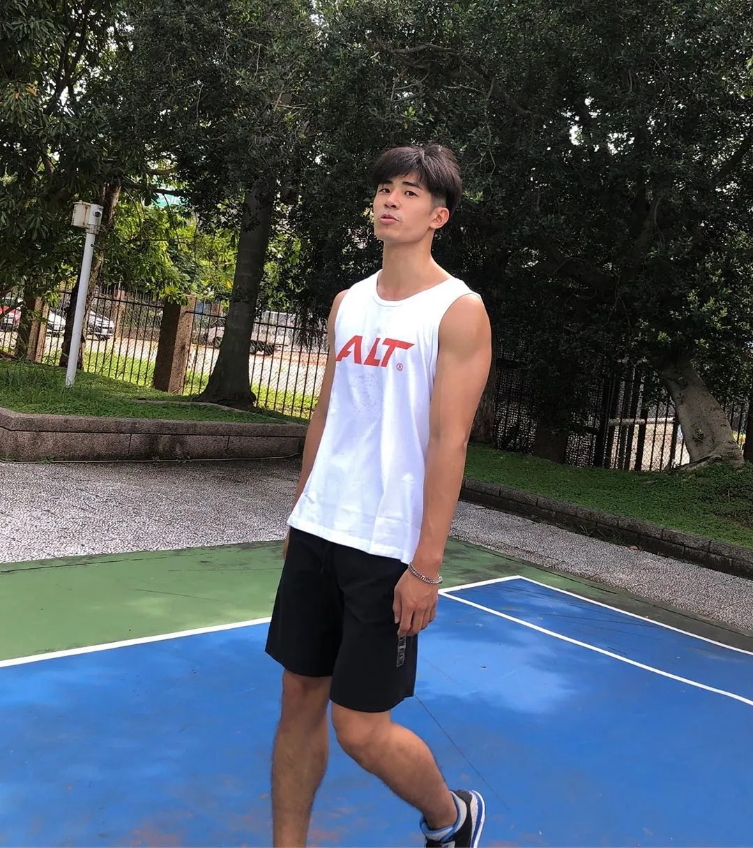 190体育生出镜梁静茹MV，长腿腹肌好身材，超猛！ - 51虹马