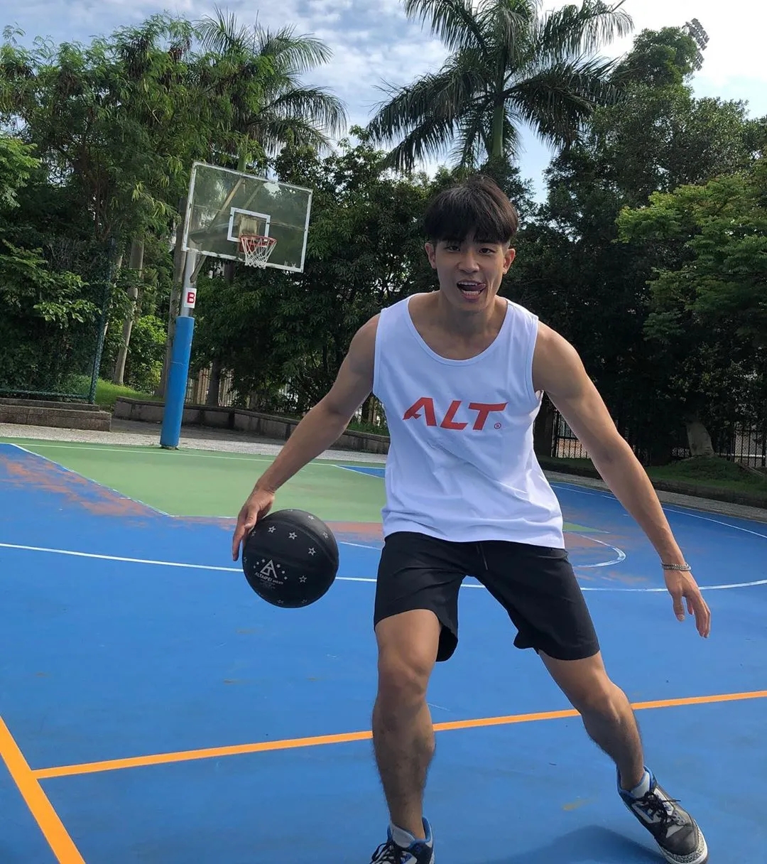 190体育生出镜梁静茹MV，长腿腹肌好身材，超猛！ - 51虹马