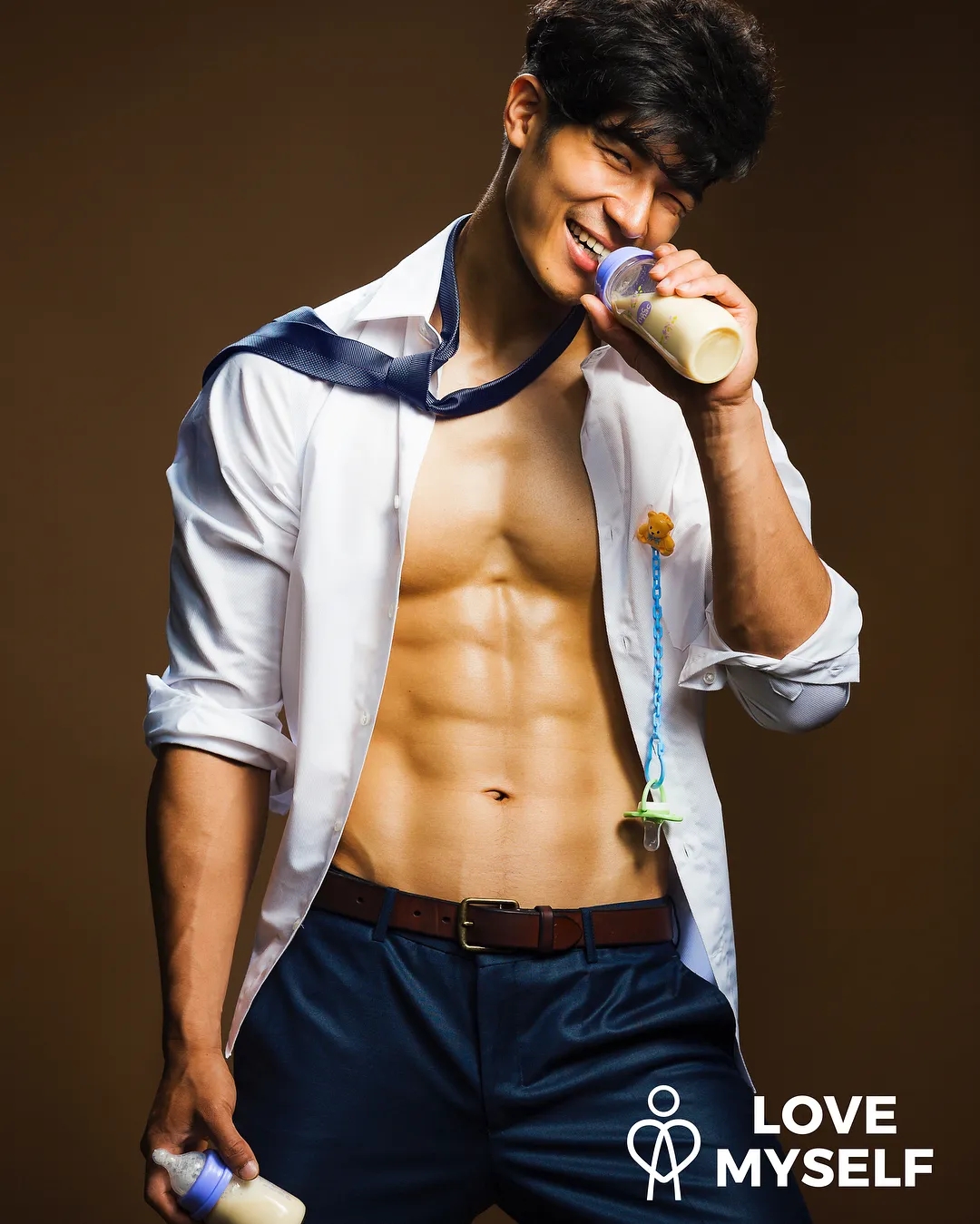 190体育生出镜梁静茹MV，长腿腹肌好身材，超猛！ - 51虹马