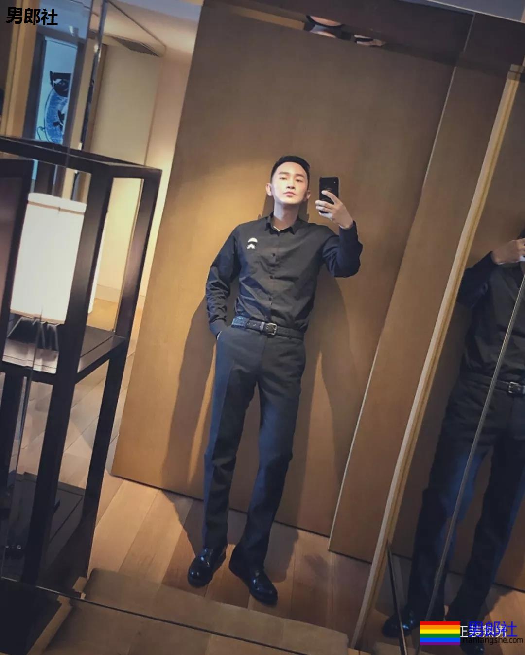 圈内正装名媛男的床上浴缸自拍，套上西裤衬衫的姿势你喜欢吗？ - 51虹马