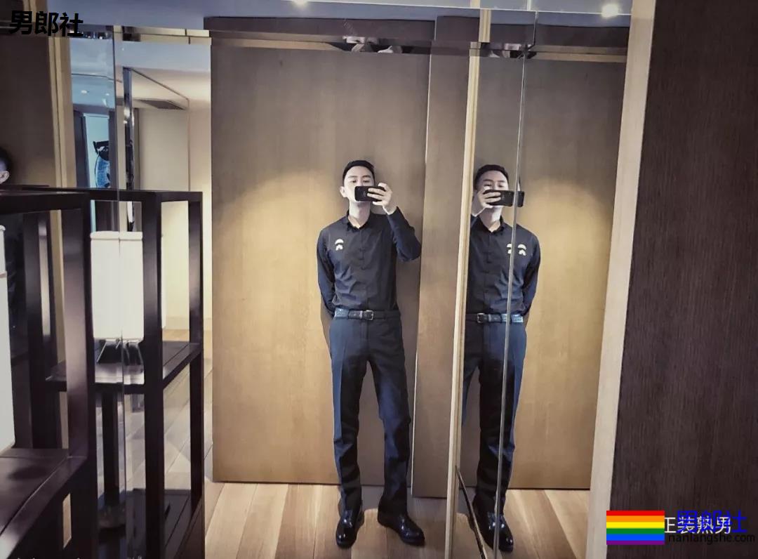 圈内正装名媛男的床上浴缸自拍，套上西裤衬衫的姿势你喜欢吗？ - 51虹马