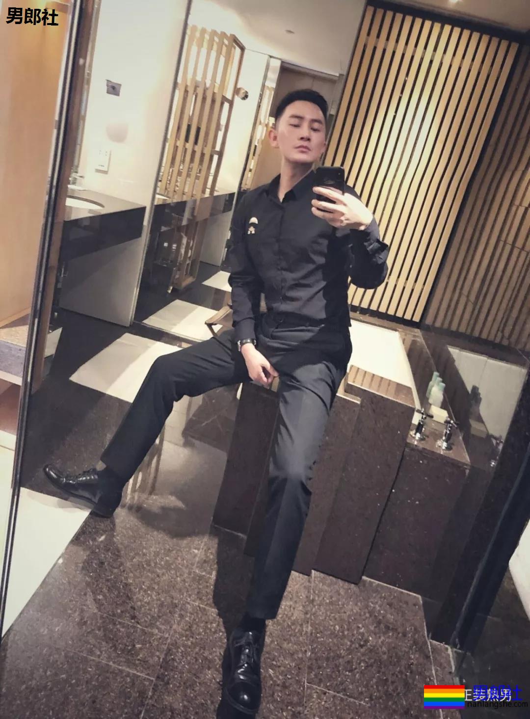 圈内正装名媛男的床上浴缸自拍，套上西裤衬衫的姿势你喜欢吗？ - 51虹马