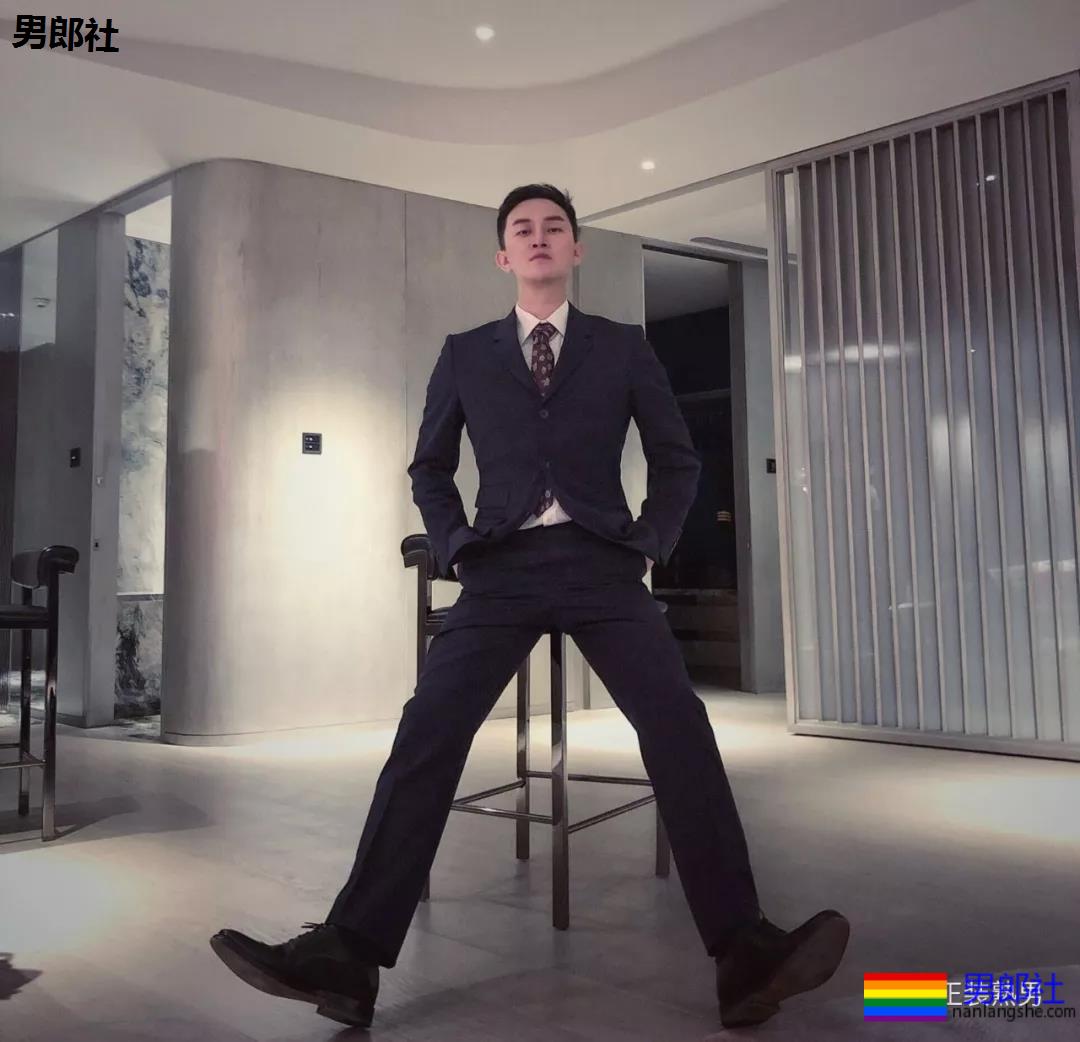 圈内正装名媛男的床上浴缸自拍，套上西裤衬衫的姿势你喜欢吗？ - 51虹马