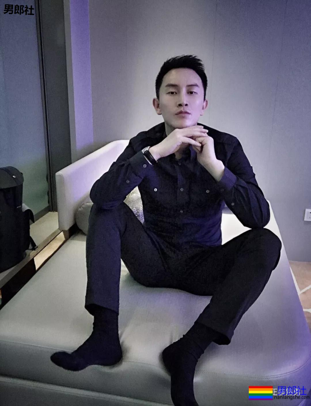 圈内正装名媛男的床上浴缸自拍，套上西裤衬衫的姿势你喜欢吗？ - 51虹马