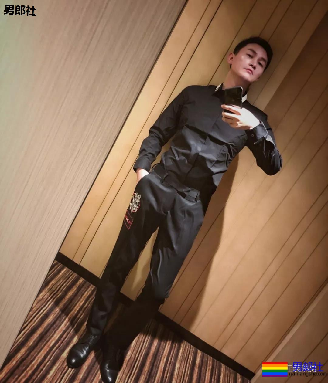 圈内正装名媛男的床上浴缸自拍，套上西裤衬衫的姿势你喜欢吗？ - 51虹马