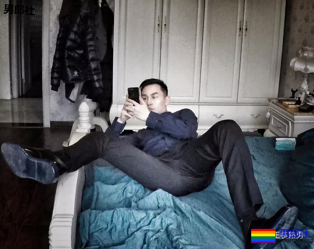 圈内正装名媛男的床上浴缸自拍，套上西裤衬衫的姿势你喜欢吗？ - 51虹马