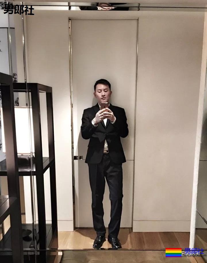 圈内正装名媛男的床上浴缸自拍，套上西裤衬衫的姿势你喜欢吗？ - 51虹马