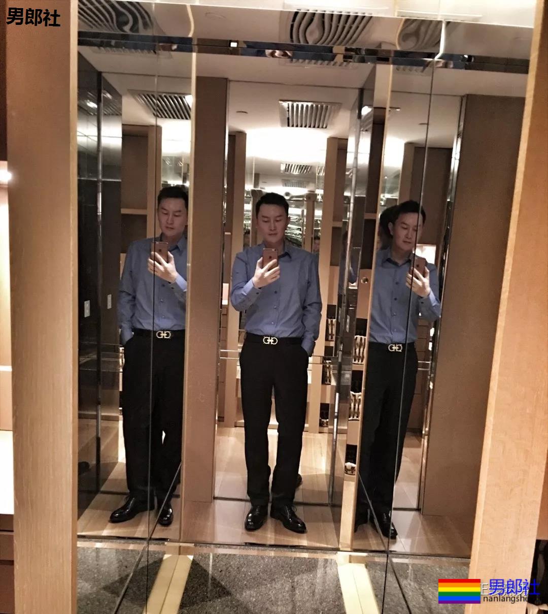 圈内正装名媛男的床上浴缸自拍，套上西裤衬衫的姿势你喜欢吗？ - 51虹马