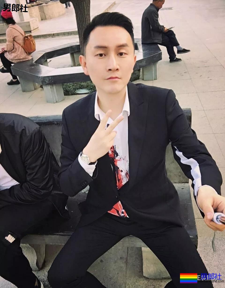 圈内正装名媛男的床上浴缸自拍，套上西裤衬衫的姿势你喜欢吗？ - 51虹马