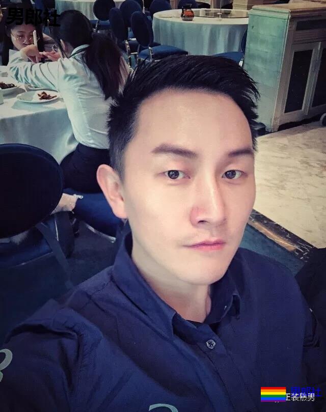 圈内正装名媛男的床上浴缸自拍，套上西裤衬衫的姿势你喜欢吗？ - 51虹马