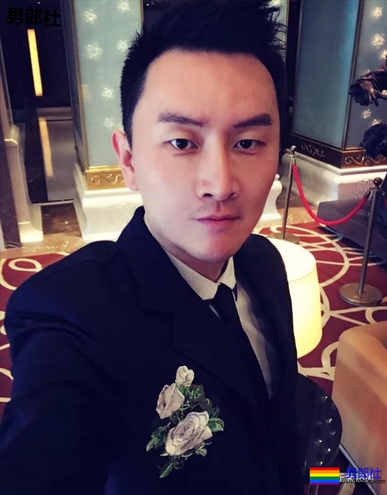 圈内正装名媛男的床上浴缸自拍，套上西裤衬衫的姿势你喜欢吗？ - 51虹马