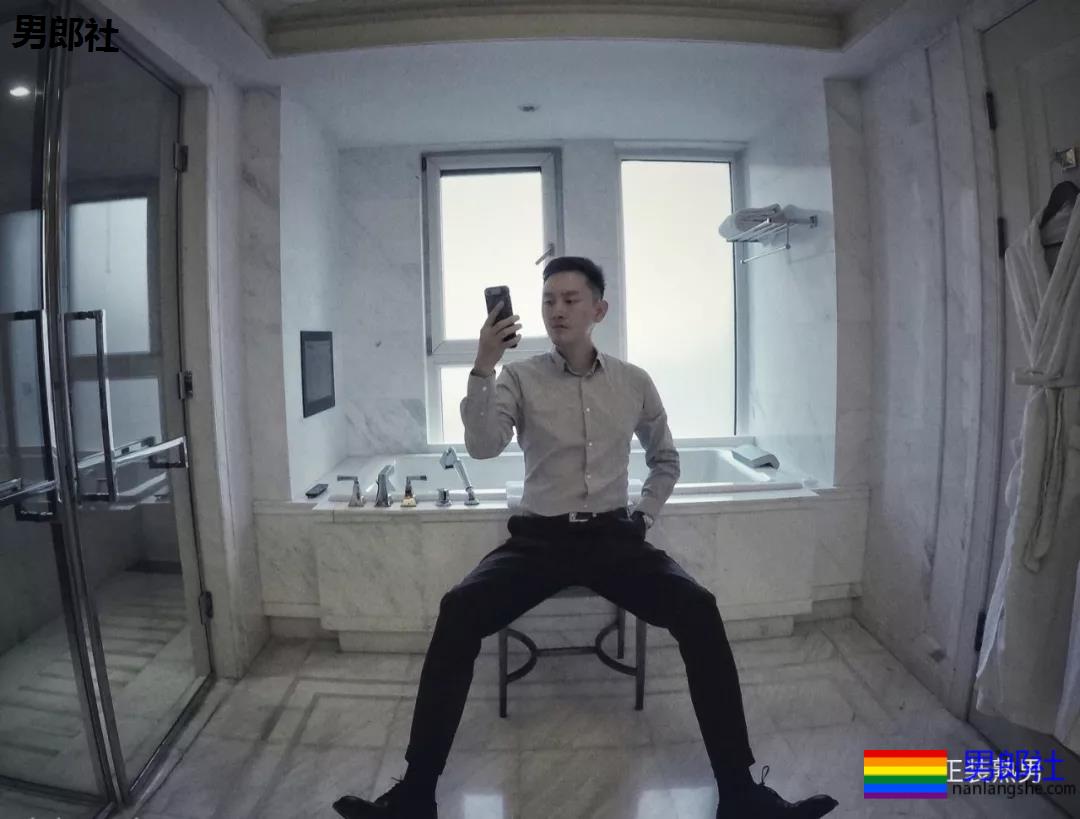 圈内正装名媛男的床上浴缸自拍，套上西裤衬衫的姿势你喜欢吗？ - 51虹马