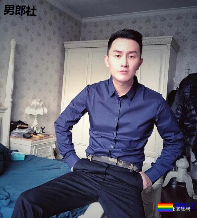 圈内正装名媛男的床上浴缸自拍，套上西裤衬衫的姿势你喜欢吗？ - 51虹马