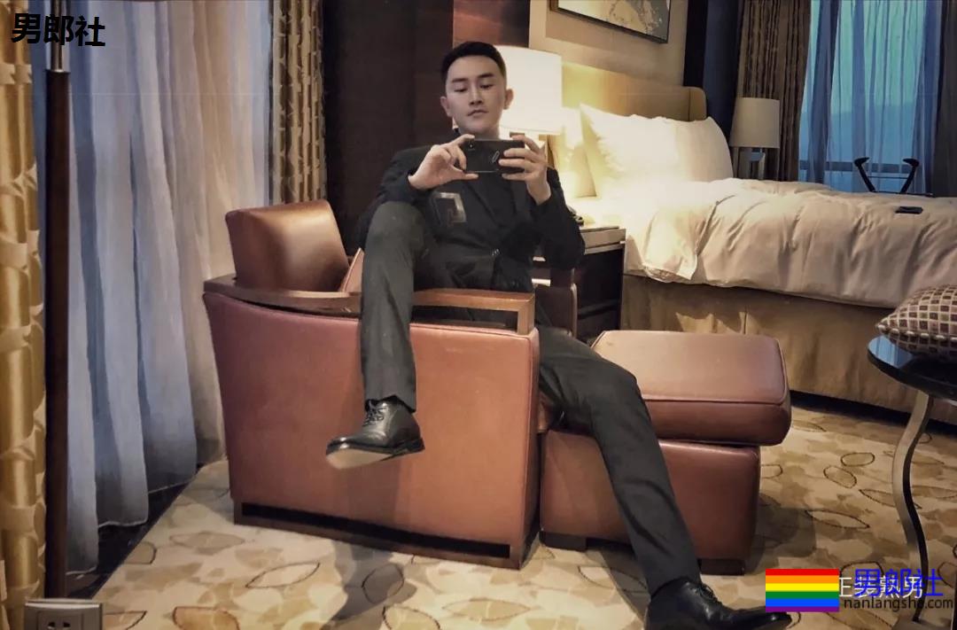 圈内正装名媛男的床上浴缸自拍，套上西裤衬衫的姿势你喜欢吗？ - 51虹马