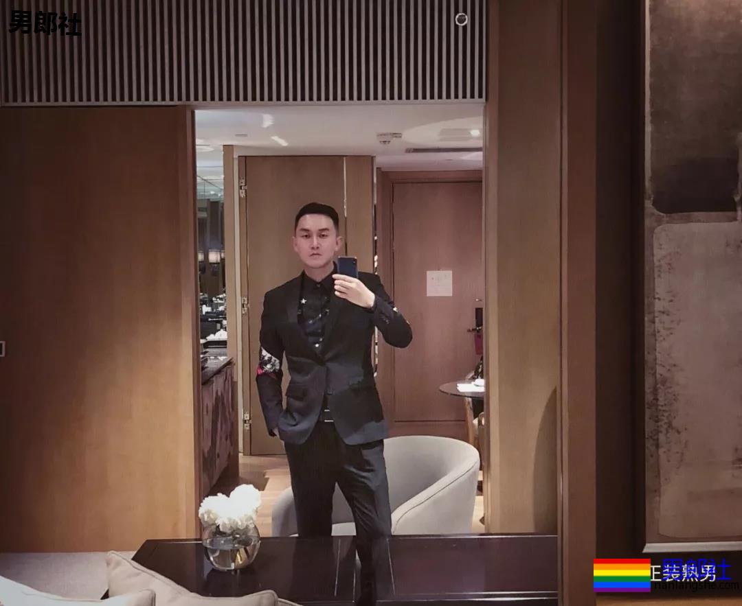 圈内正装名媛男的床上浴缸自拍，套上西裤衬衫的姿势你喜欢吗？ - 51虹马