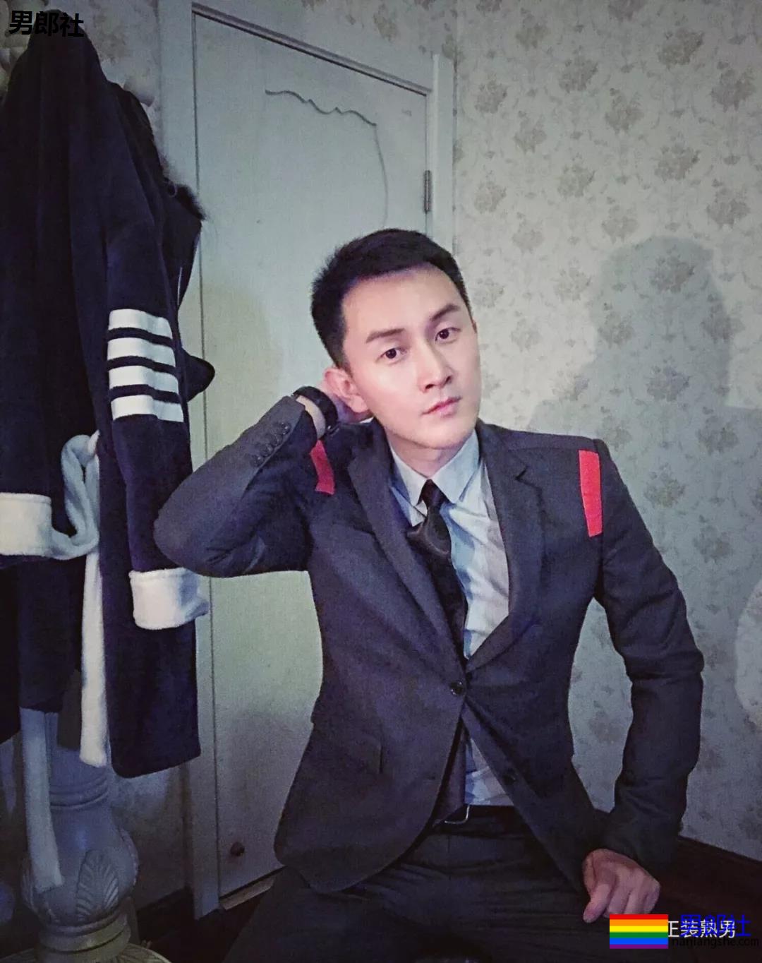 圈内正装名媛男的床上浴缸自拍，套上西裤衬衫的姿势你喜欢吗？ - 51虹马