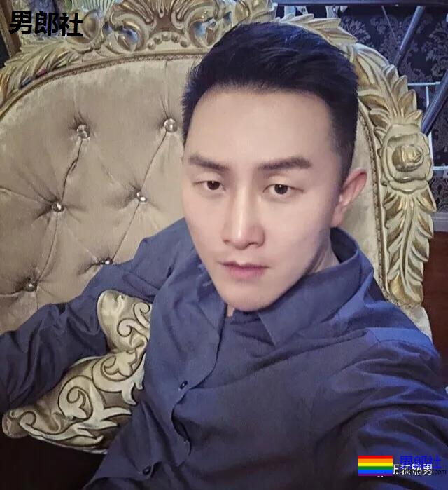 圈内正装名媛男的床上浴缸自拍，套上西裤衬衫的姿势你喜欢吗？ - 51虹马