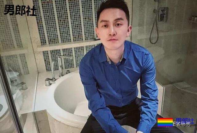 圈内正装名媛男的床上浴缸自拍，套上西裤衬衫的姿势你喜欢吗？ - 51虹马