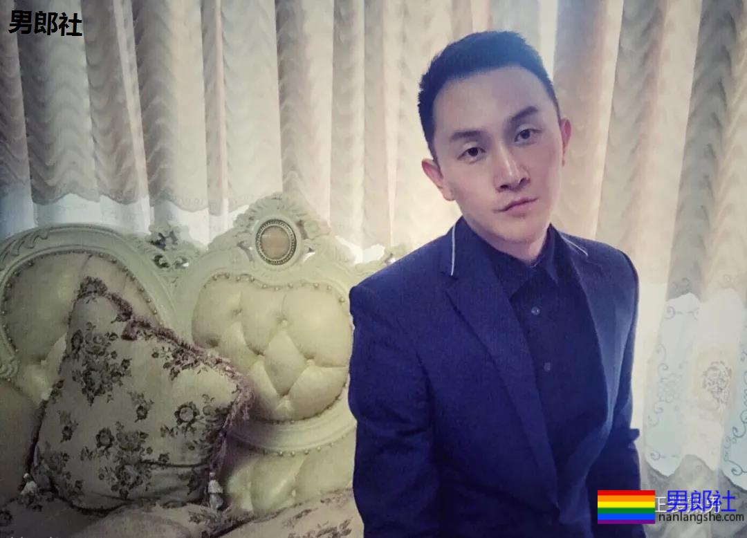 圈内正装名媛男的床上浴缸自拍，套上西裤衬衫的姿势你喜欢吗？ - 51虹马