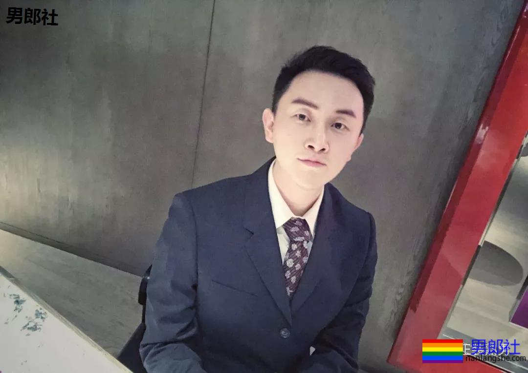 圈内正装名媛男的床上浴缸自拍，套上西裤衬衫的姿势你喜欢吗？ - 51虹马