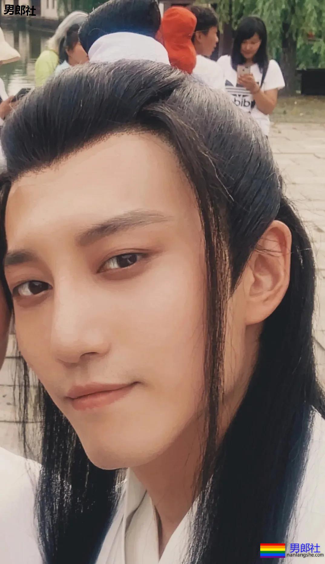 188大长腿筋肉男撞脸黄景瑜，大胸大鼻子，太大只了吧！ - 51虹马