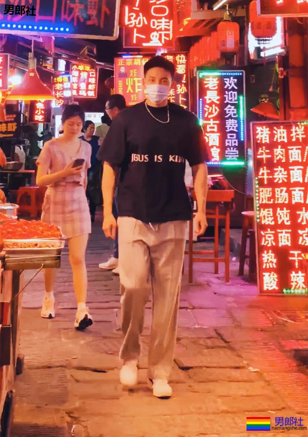 188大长腿筋肉男撞脸黄景瑜，大胸大鼻子，太大只了吧！ - 51虹马