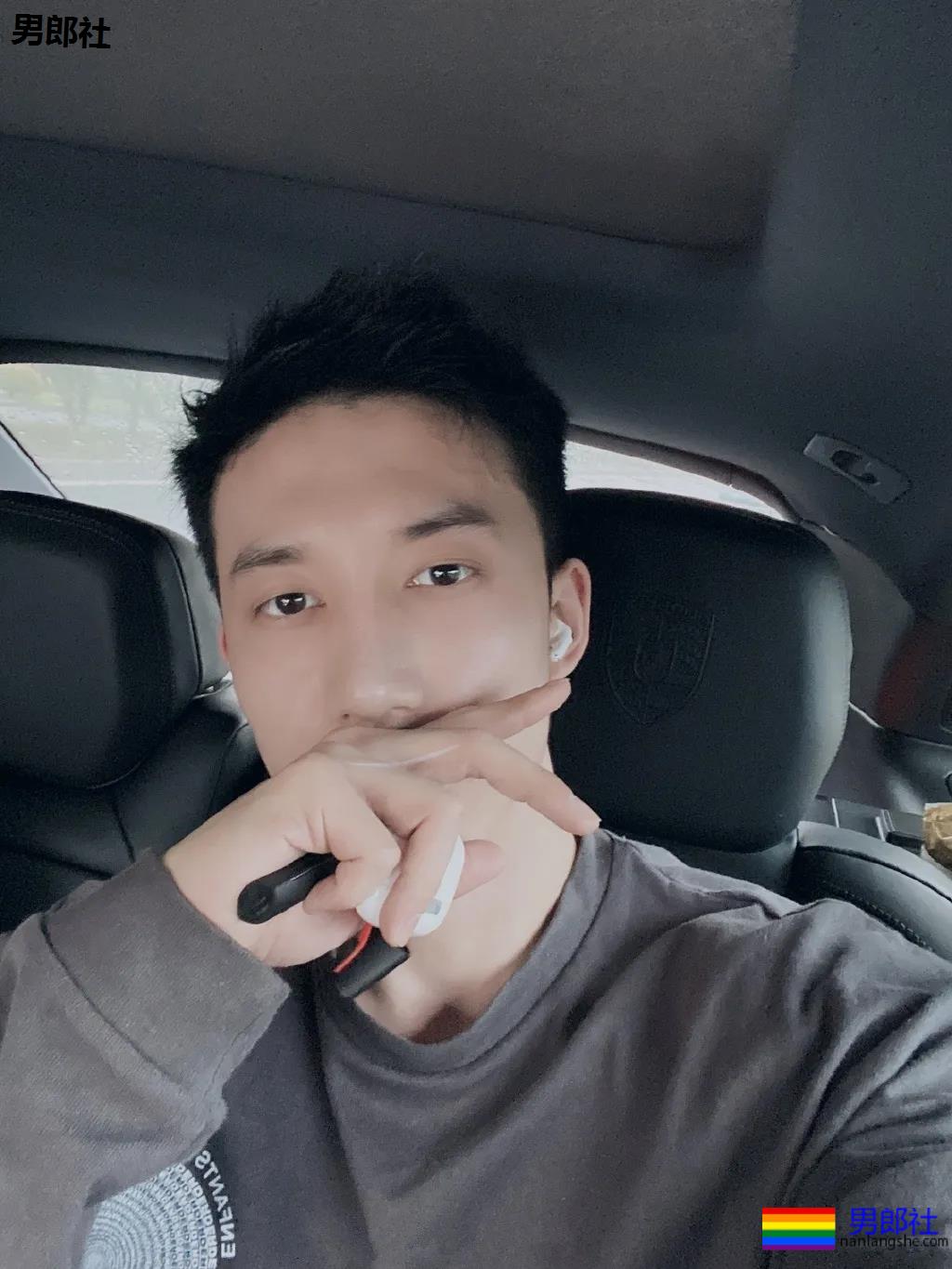 188大长腿筋肉男撞脸黄景瑜，大胸大鼻子，太大只了吧！ - 51虹马