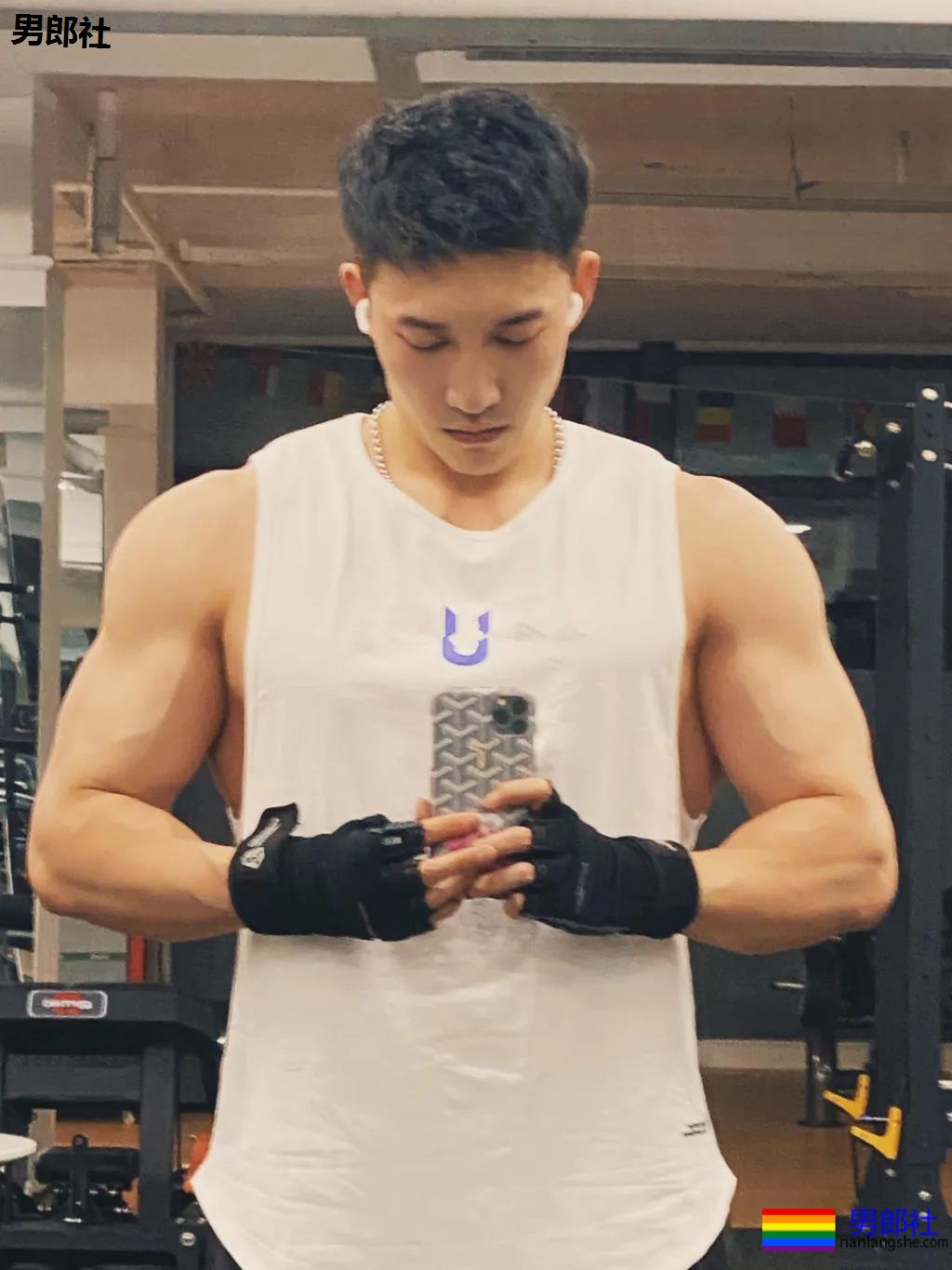 188大长腿筋肉男撞脸黄景瑜，大胸大鼻子，太大只了吧！ - 51虹马