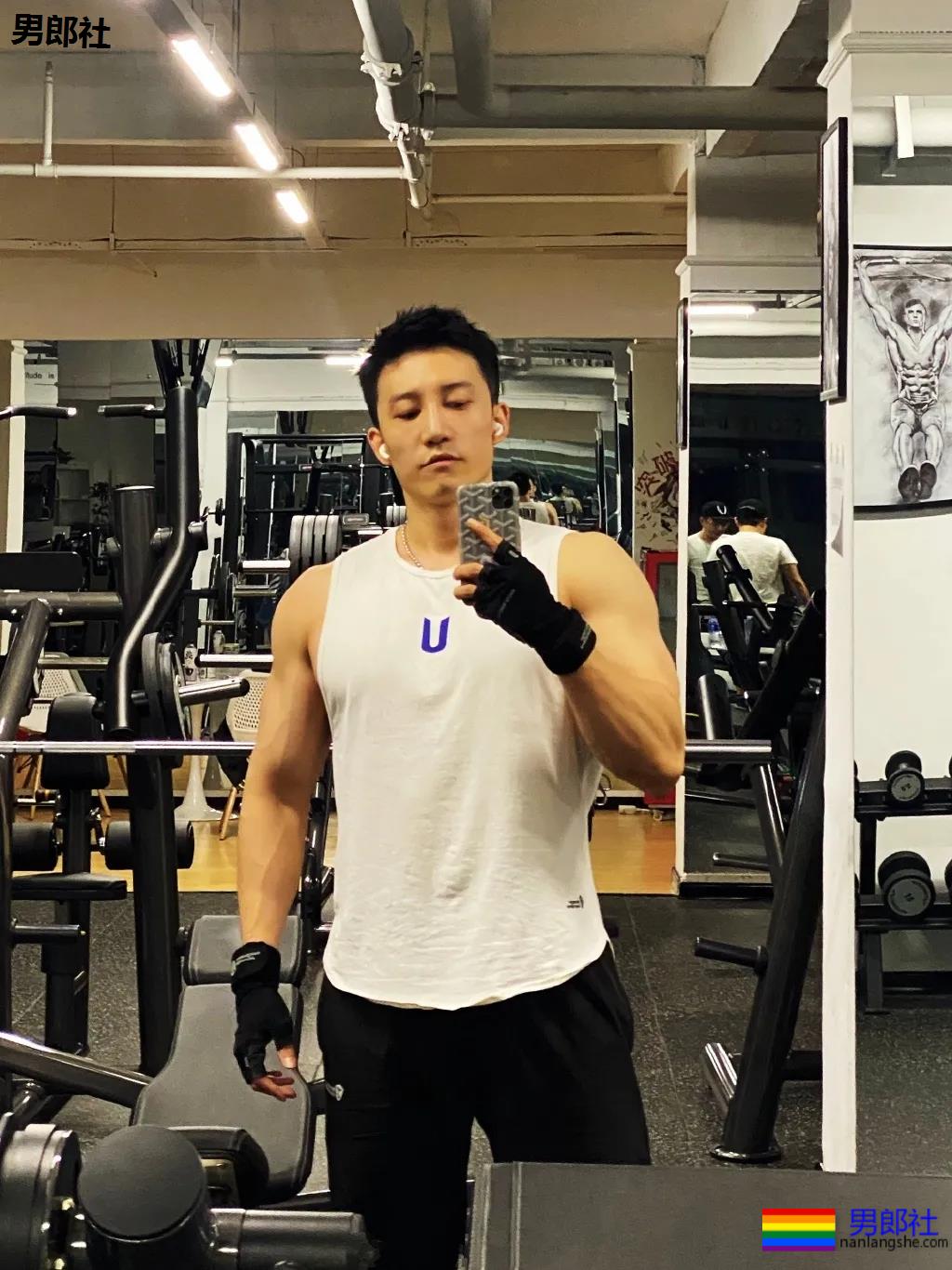 188大长腿筋肉男撞脸黄景瑜，大胸大鼻子，太大只了吧！ - 51虹马