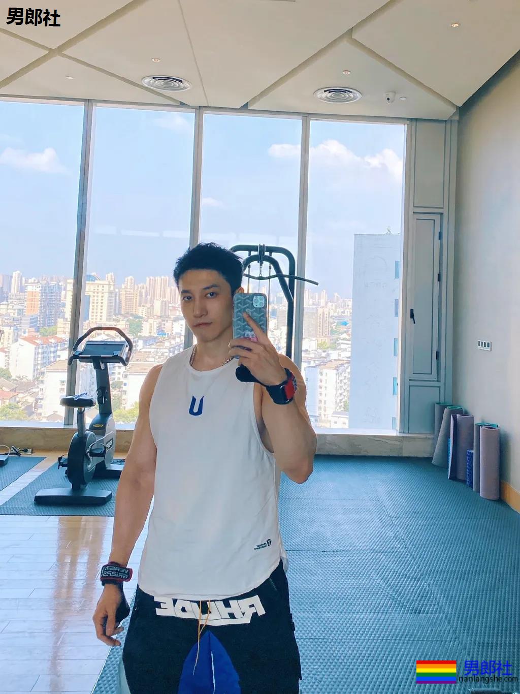 188大长腿筋肉男撞脸黄景瑜，大胸大鼻子，太大只了吧！ - 51虹马