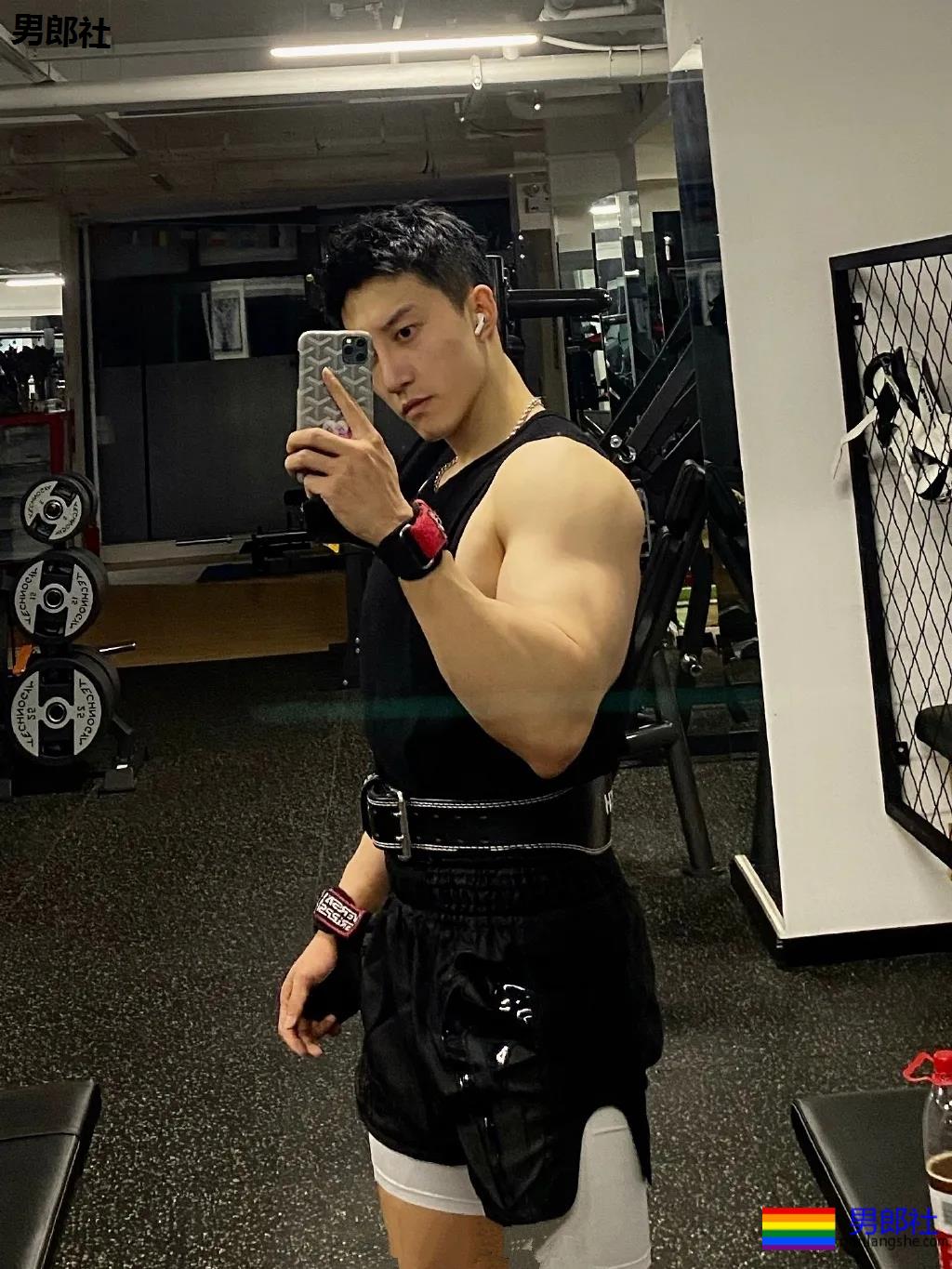 188大长腿筋肉男撞脸黄景瑜，大胸大鼻子，太大只了吧！ - 51虹马