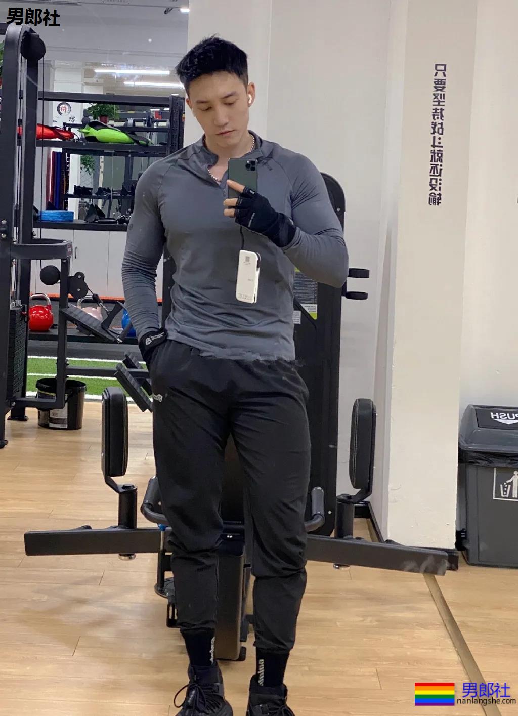 188大长腿筋肉男撞脸黄景瑜，大胸大鼻子，太大只了吧！ - 51虹马