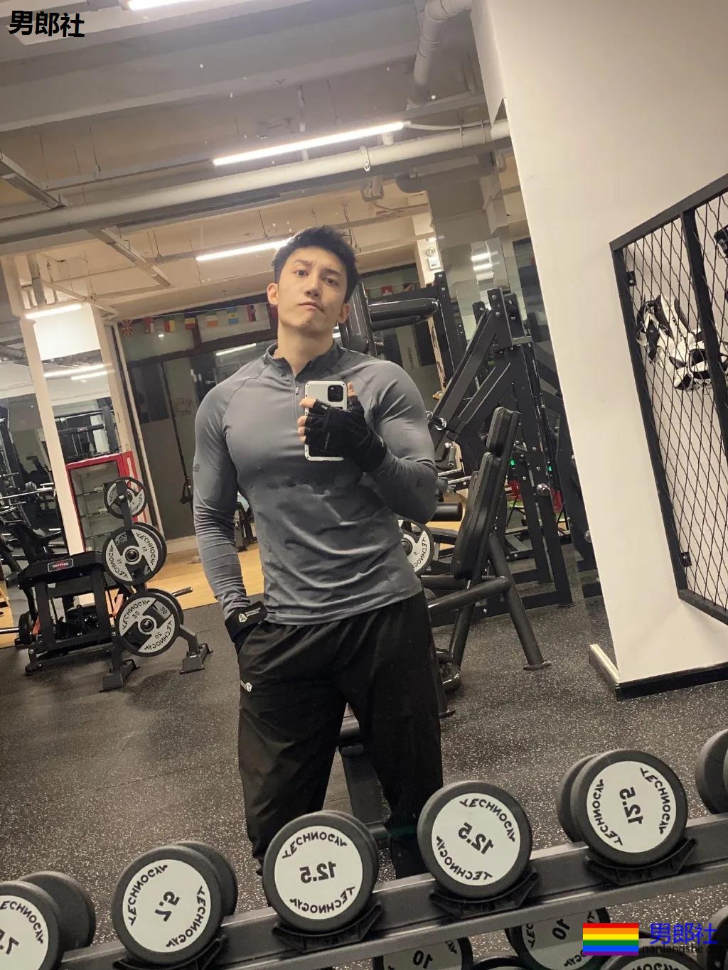 188大长腿筋肉男撞脸黄景瑜，大胸大鼻子，太大只了吧！ - 51虹马