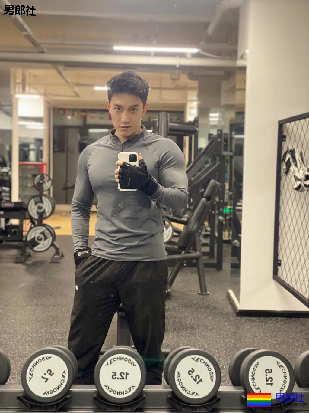 188大长腿筋肉男撞脸黄景瑜，大胸大鼻子，太大只了吧！ - 51虹马