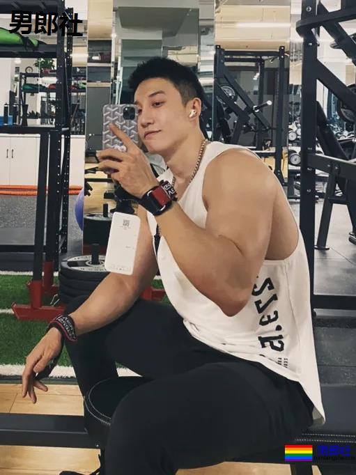 188大长腿筋肉男撞脸黄景瑜，大胸大鼻子，太大只了吧！ - 51虹马