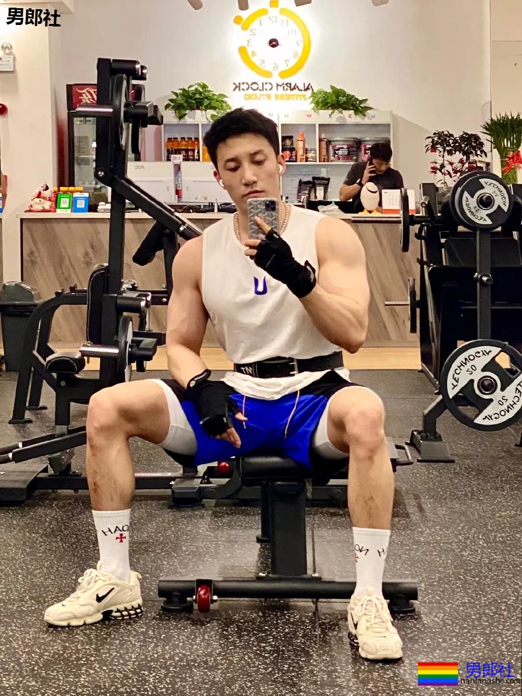 188大长腿筋肉男撞脸黄景瑜，大胸大鼻子，太大只了吧！ - 51虹马