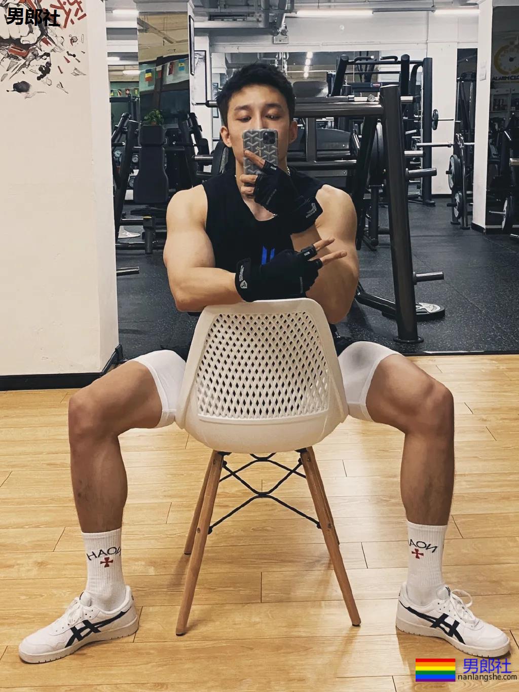 188大长腿筋肉男撞脸黄景瑜，大胸大鼻子，太大只了吧！ - 51虹马