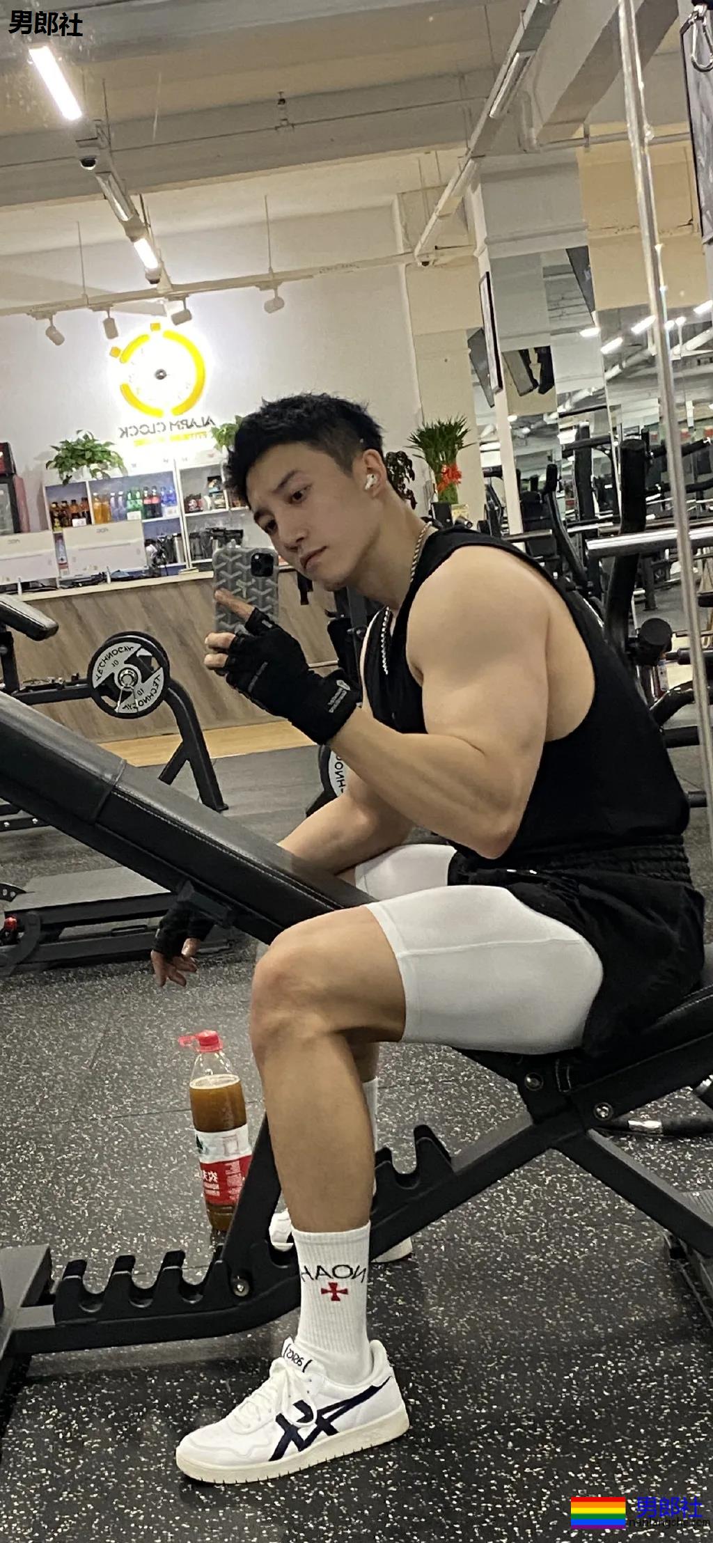 188大长腿筋肉男撞脸黄景瑜，大胸大鼻子，太大只了吧！ - 51虹马