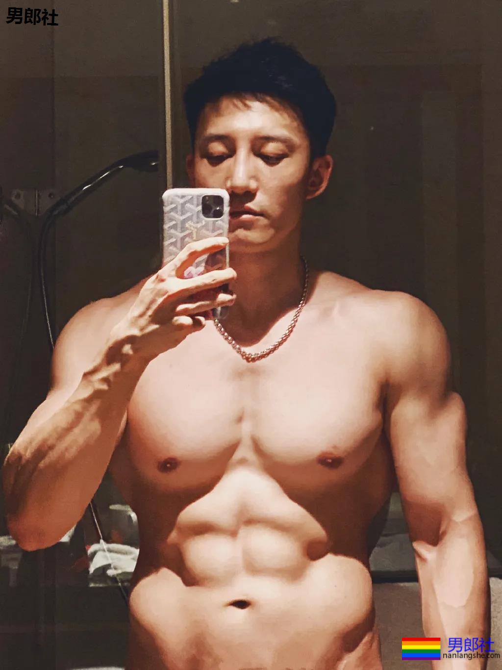 188大长腿筋肉男撞脸黄景瑜，大胸大鼻子，太大只了吧！ - 51虹马