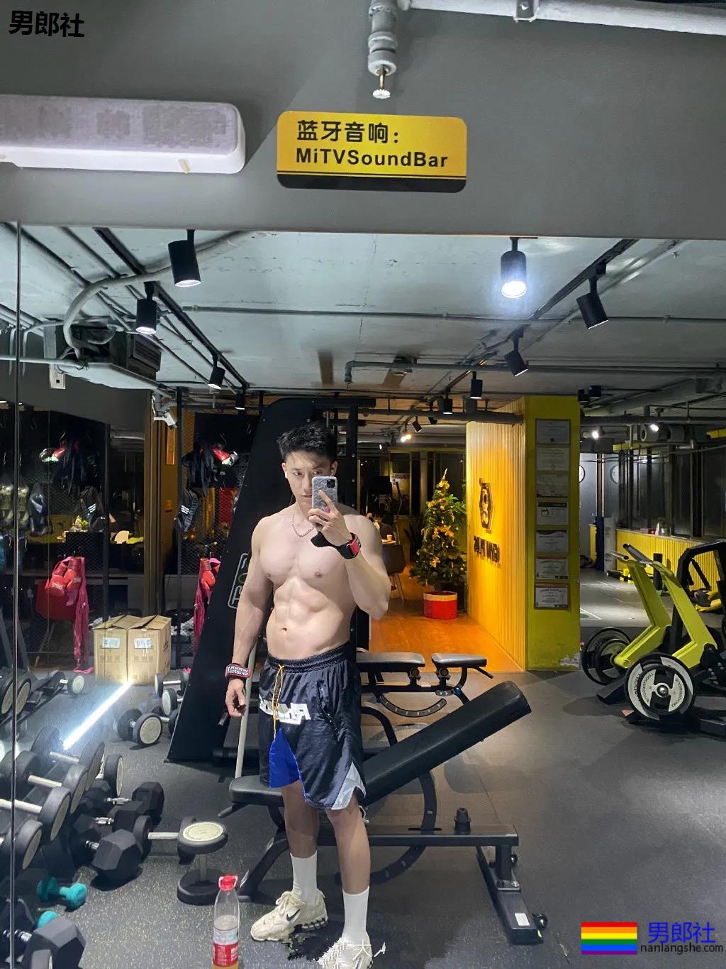 188大长腿筋肉男撞脸黄景瑜，大胸大鼻子，太大只了吧！ - 51虹马