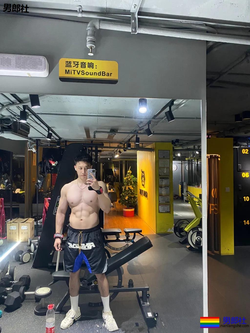 188大长腿筋肉男撞脸黄景瑜，大胸大鼻子，太大只了吧！ - 51虹马