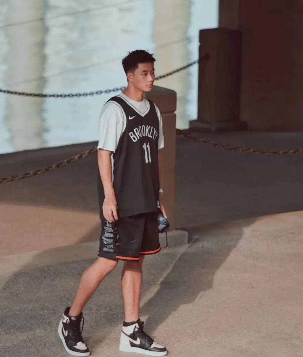 那个穿着白色短裤的篮球体育少年长大了…… - 51虹马