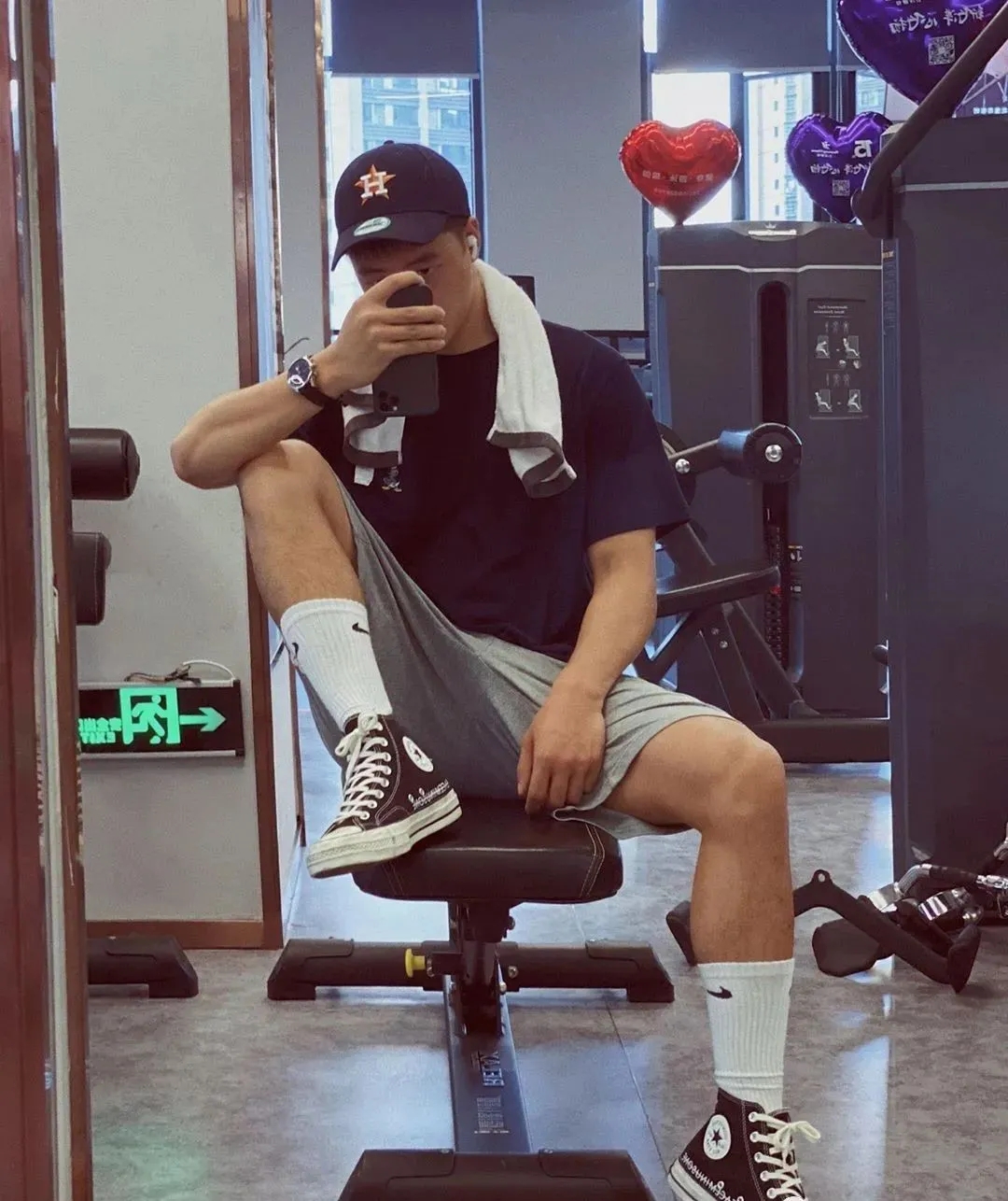 那个穿着白色短裤的篮球体育少年长大了…… - 51虹马