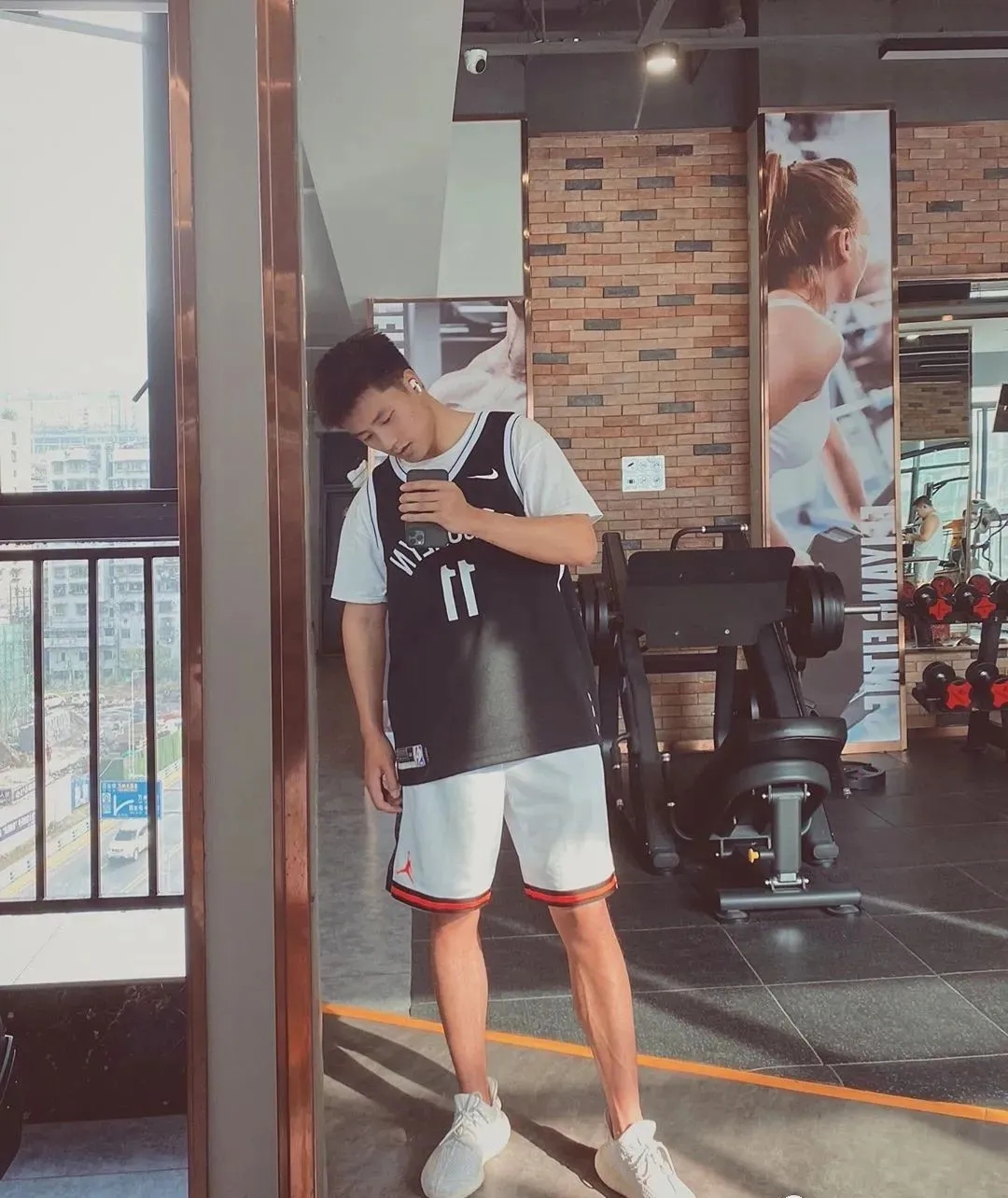 那个穿着白色短裤的篮球体育少年长大了…… - 51虹马