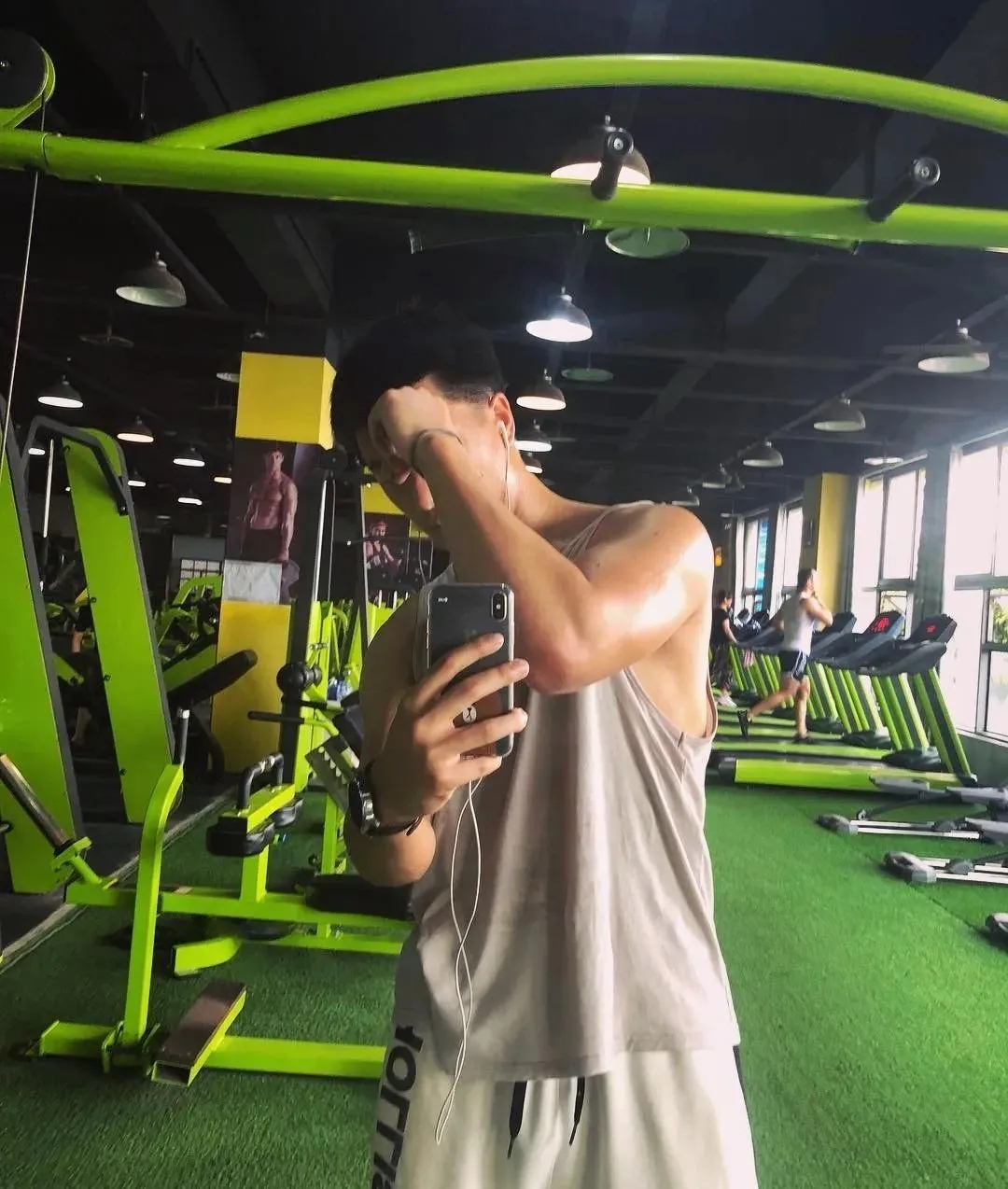 那个穿着白色短裤的篮球体育少年长大了…… - 51虹马