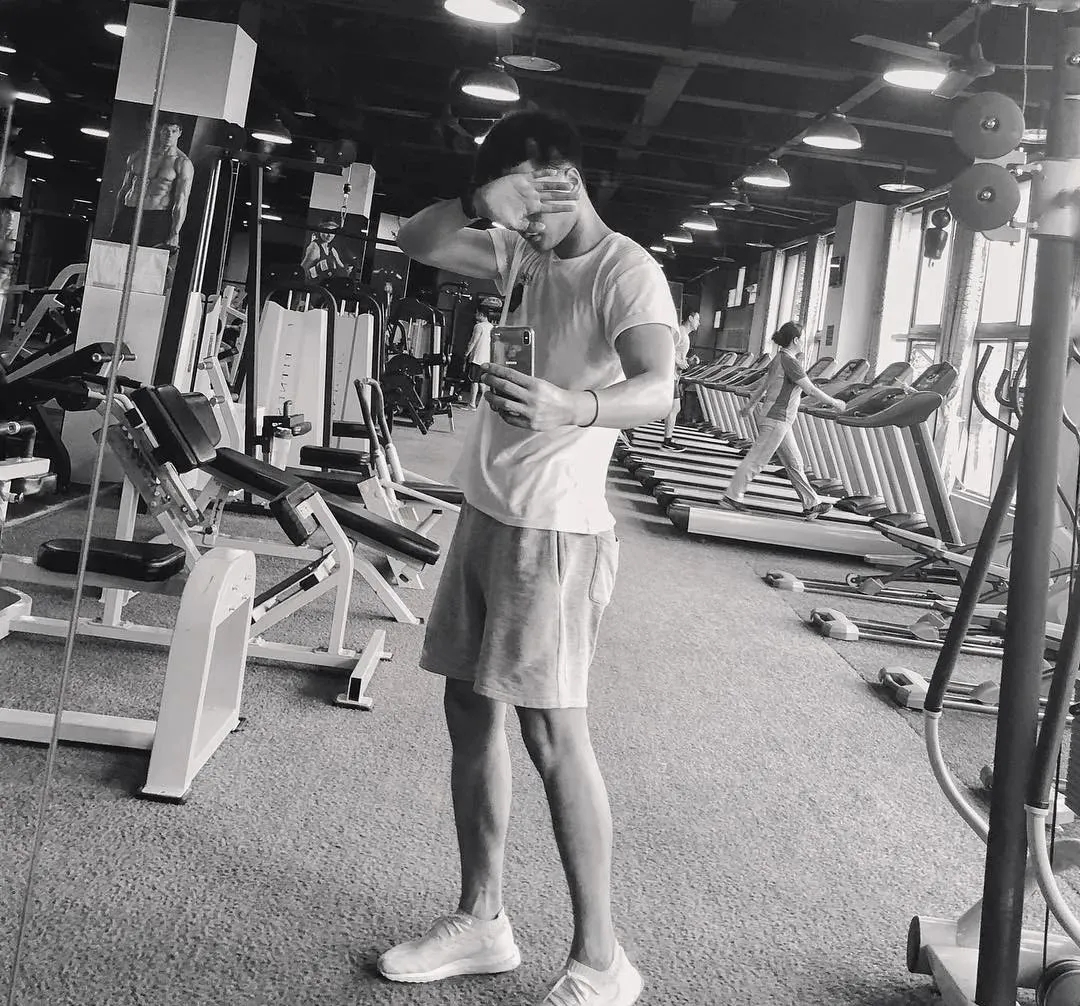 那个穿着白色短裤的篮球体育少年长大了…… - 51虹马