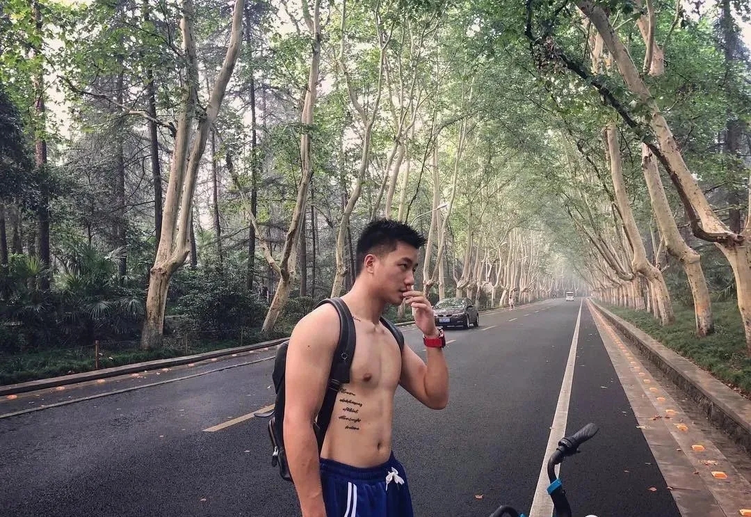 那个穿着白色短裤的篮球体育少年长大了…… - 51虹马