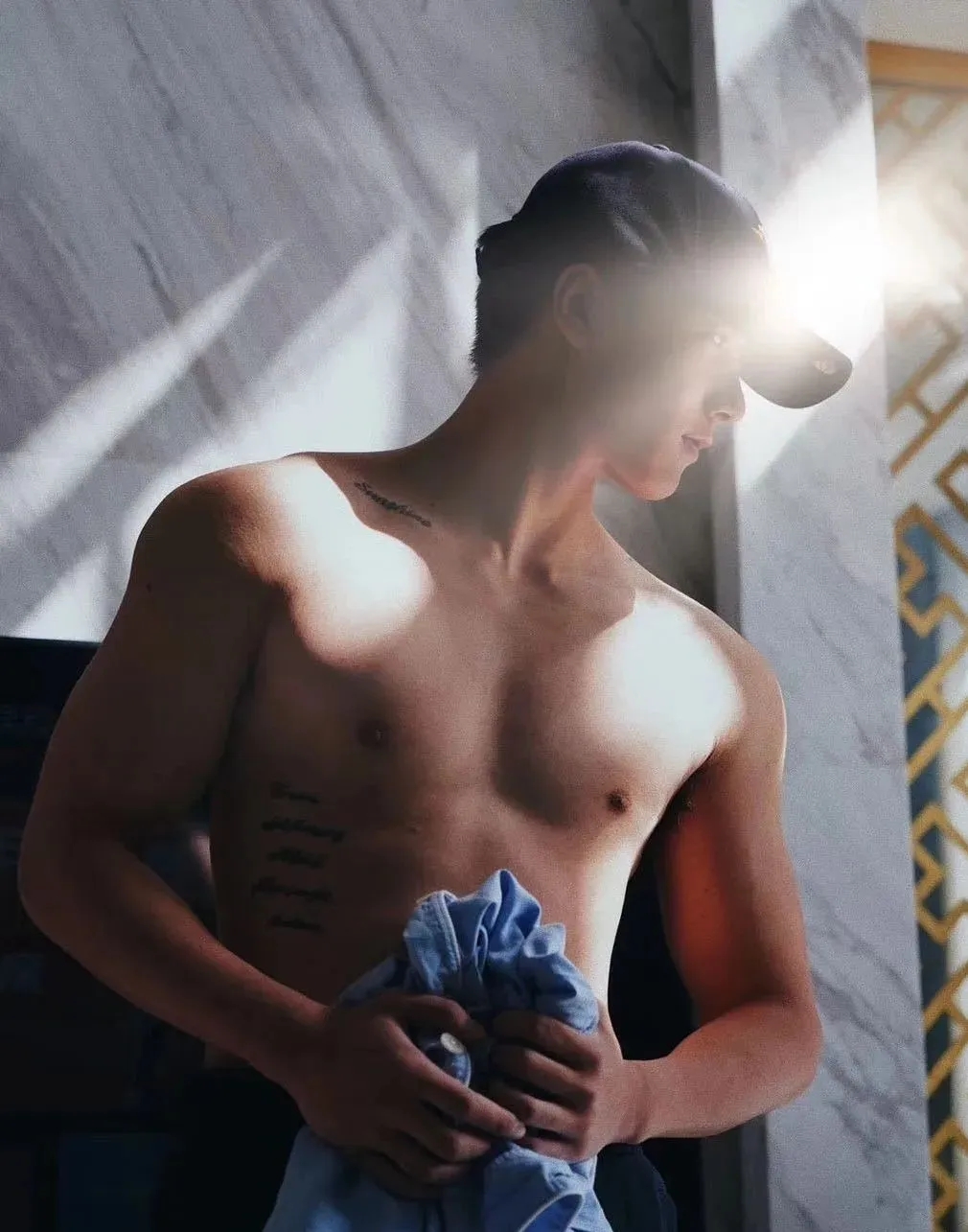 那个穿着白色短裤的篮球体育少年长大了…… - 51虹马